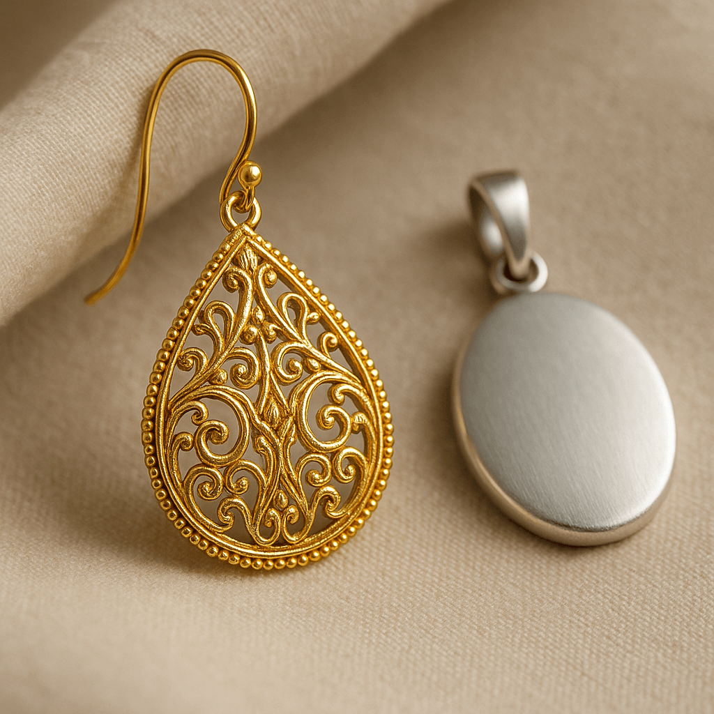 Un gros plan de bijoux en or et en argent disposés sur un tissu neutre.