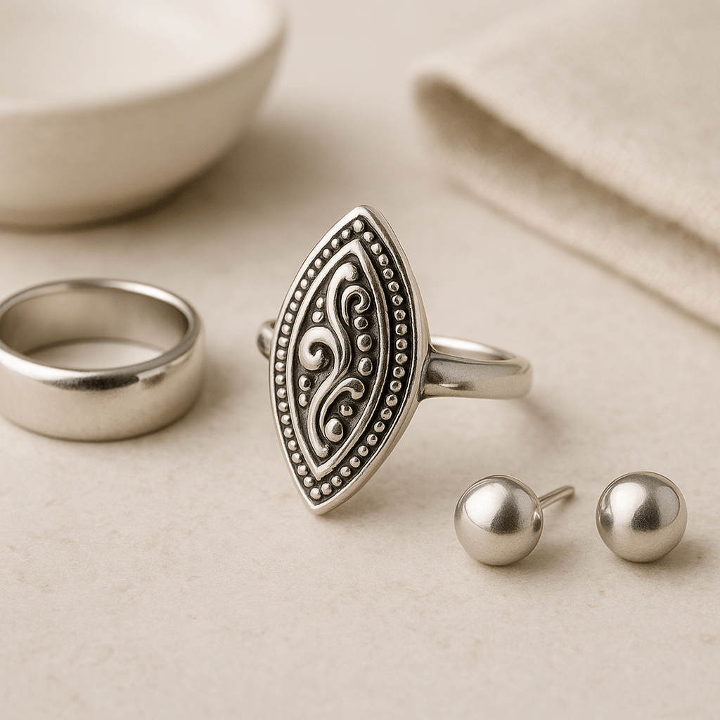 Des bijoux génériques aux formes variées présentés sur une surface minérale claire.