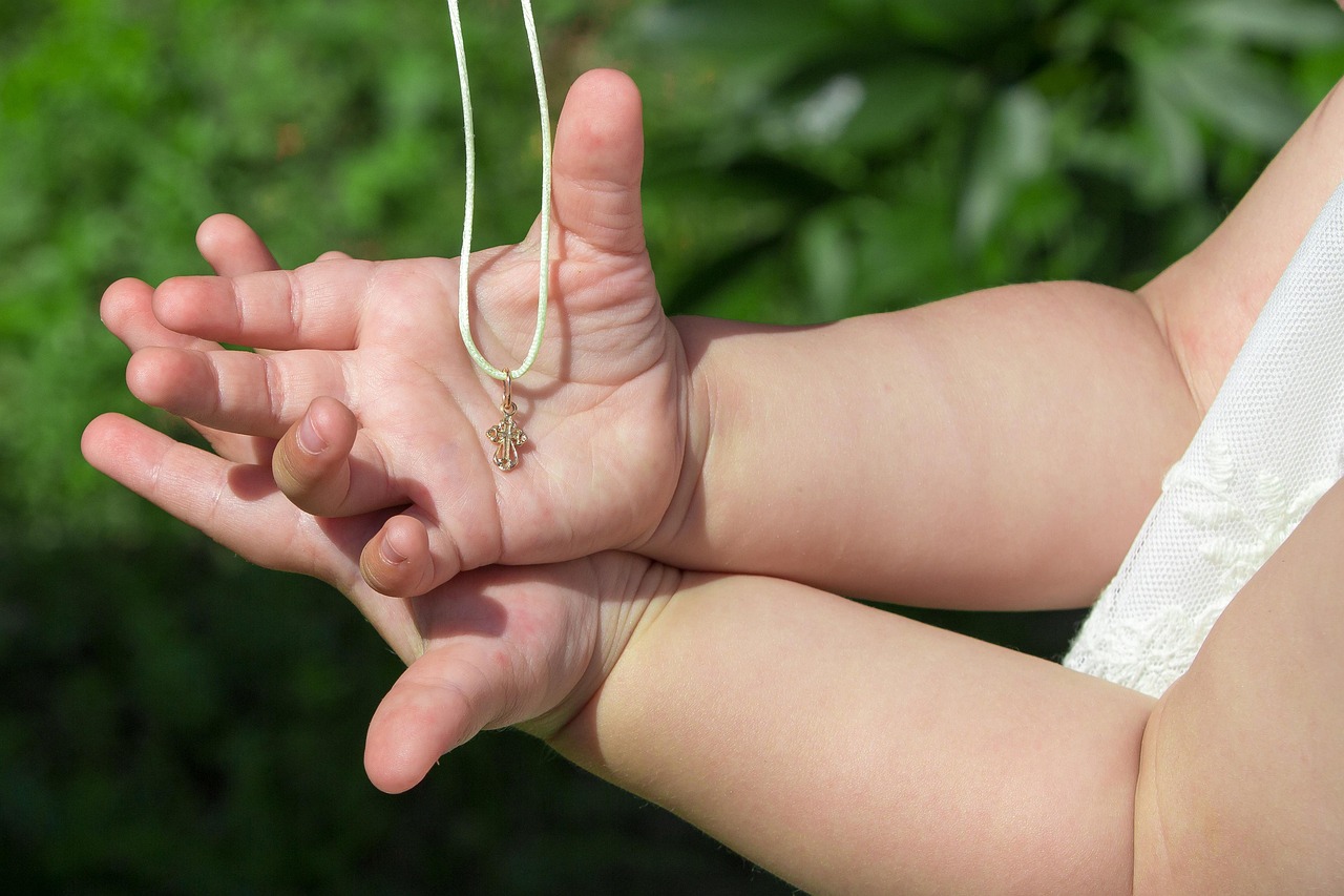 Médaille de baptême petit prix : comment offrir un bijou symbolique sans se ruiner ?